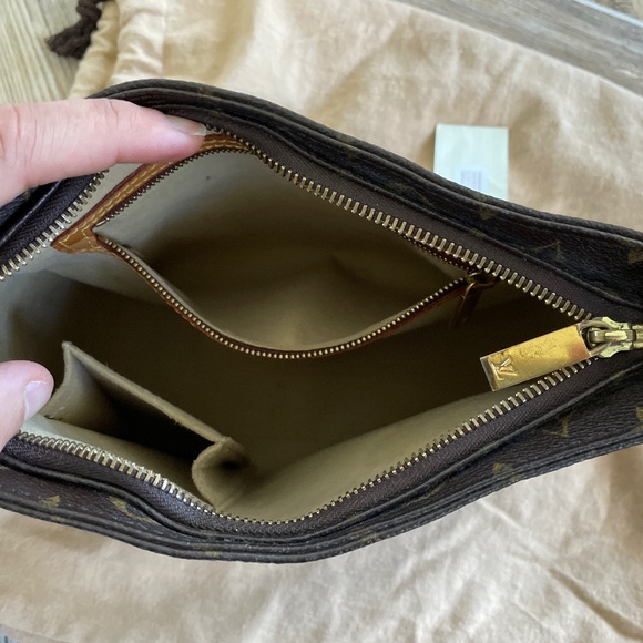 Louis Vuitton Looping MM - Picture 9 of 12